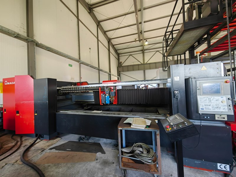 Wycinarka Laserowa Amada LC3015 X1 NT 4KW z dwoma stołami wymiennymi