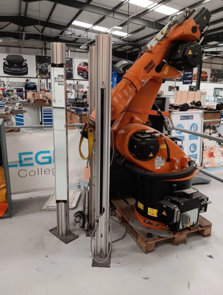 Robot KUKA KR 30 R2100
